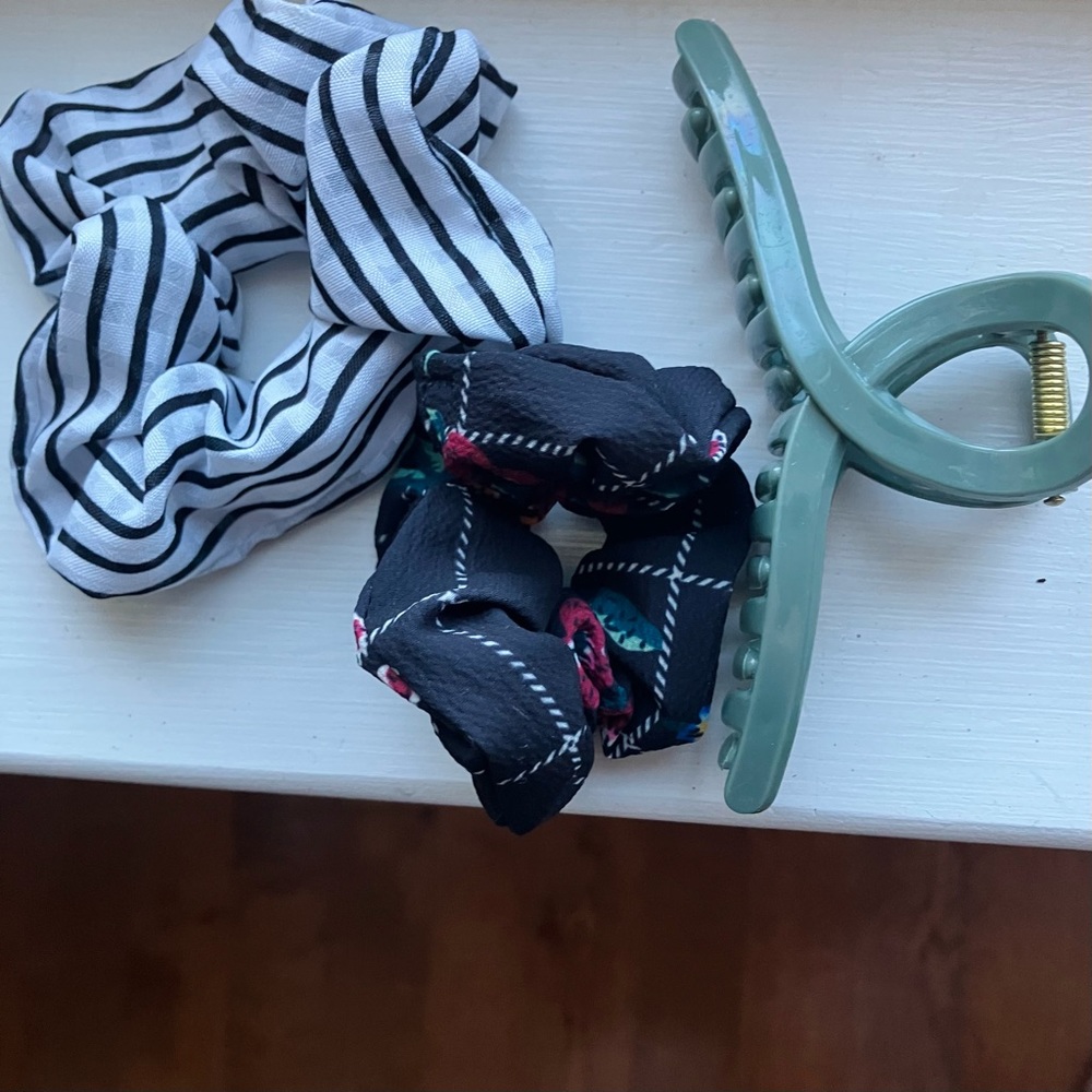 Forever 21 Scrunchies Green Claw Clip Hair Bundle